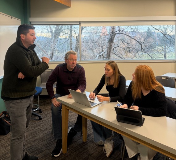 Étudiante de l'université Gonzaga Madison Rose en train d'encadrer un élève de collège
