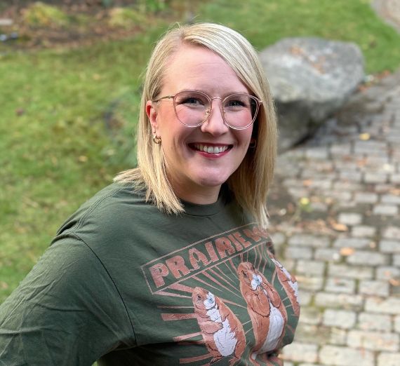 Étudiante de l'université Gonzaga Madison Rose en train d'encadrer un élève de collège